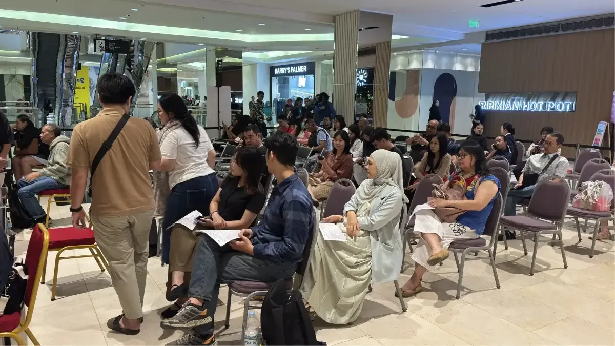 Foto suasana donor darah di event Rumah Berkah 22 Juni 2025 menampilkan antrean peserta dengan kartu registrasi dan kursi donor terisi penuh, mencerminkan antusiasme tinggi dalam fakta donor darah dari event ini.