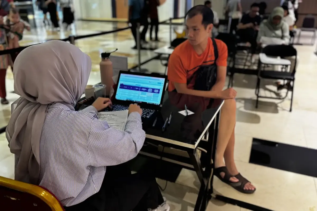 Petugas sedang mendaftarkan peserta dalam acara Donor Darah Rumah Berkat ke-9 menggunakan sistem digital di lokasi pelaksanaan.
